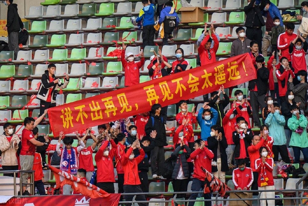 国安三后卫问题凸显，范双杰责任难逃，塞蒂恩面临下课压力