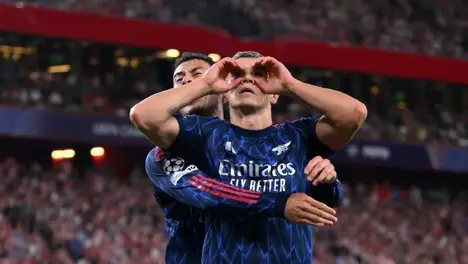 意甲焦点战：米兰2-1逆转那不勒斯，球迷盛宴见证胜利时刻